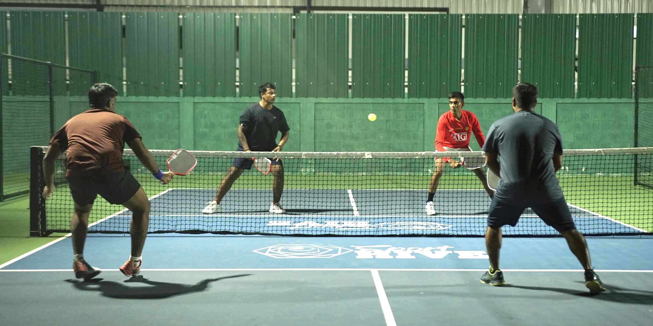 Pemain pickleball di Chennai, India, memperlihatkan keseruan olahraga baru ini.