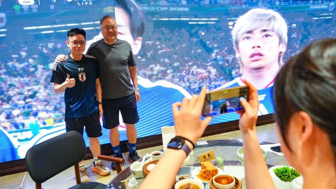 Keluarga Hong Kong menikmati yum cha sambil menonton Piala Dunia